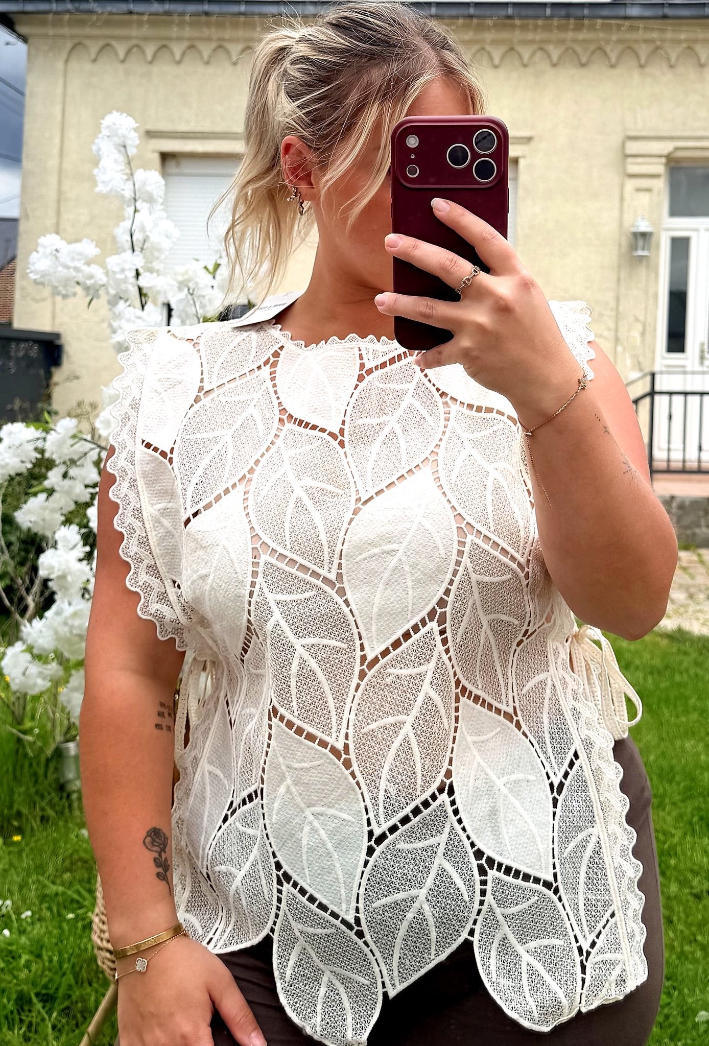 Top en dentelle ajourée avec motifs feuilles