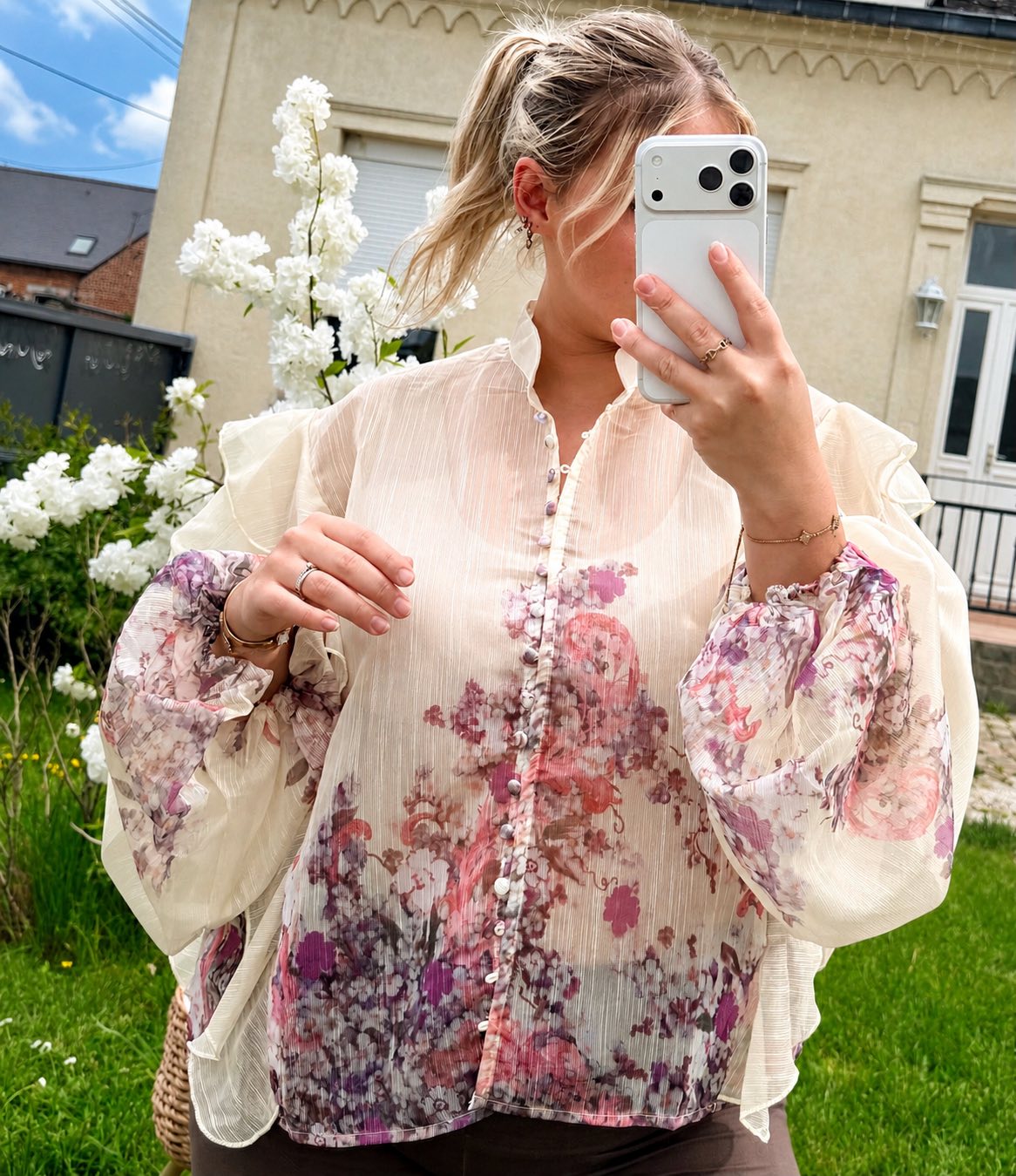 Blouse jaune pâle fleurie