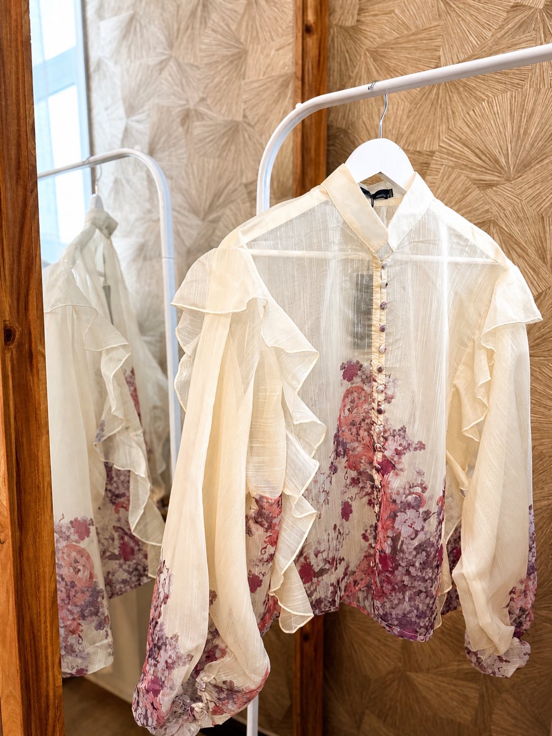 Blouse jaune pâle fleurie